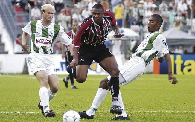 Julio Baptista surgiu para o futebol no início dos anos 2000 no São Paulo