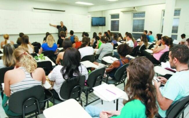 Sala de aula lotada em curso preparatório para concursos públicos