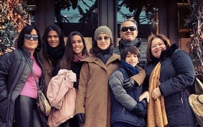 Gloria Pires com a família toda no segundo dia do ano