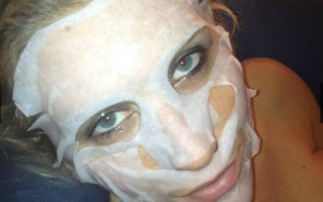 Kesha faz máscara facial