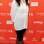 A atriz Sugar Lyn Beard usou legging preta com camisa branca e botas marrons de cano alto. O look, básico e confortável, vale para o trabalho ou para um evento casual. Foto: Getty Images