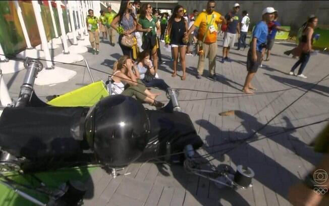 Durante os Jogos, uma câmera suspensa da mesma empresa caiu no Parque Olímpico e feriu duas pessoas