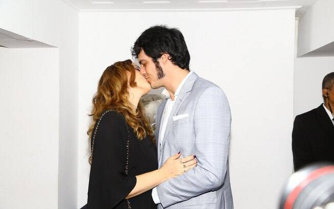 Mateus Solano e Paula Braun se beijam durante evento de lançamento de