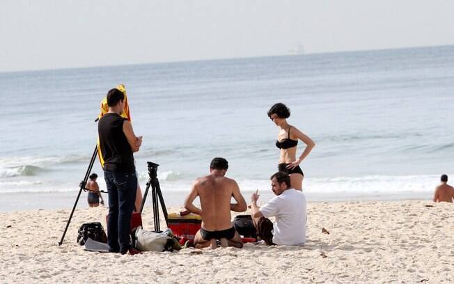 De biquíni, Maria Flor filma na praia do Leblon