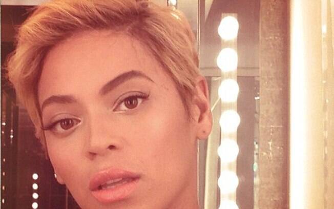 Beyoncé radicaliza e corta cabelo no estilo 'Joãozinho'