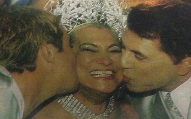 Gugu com Silvio e Hebe no desfile de carnaval em 2001. 'Esse beijo duplo, meu e do Silvio Santos, eu nunca vou esquecer. #saudadeshebe' escreveu Gugu