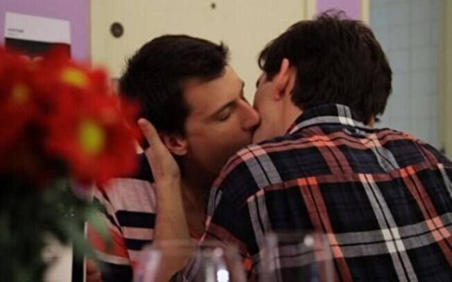 Felipe também protagonizou um beijo gay no Multishow em 2012