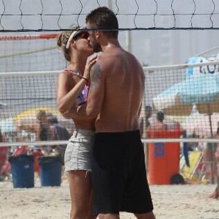 Fernanda Lima e Rodrigo Hilbert aproveitam o dia na praia