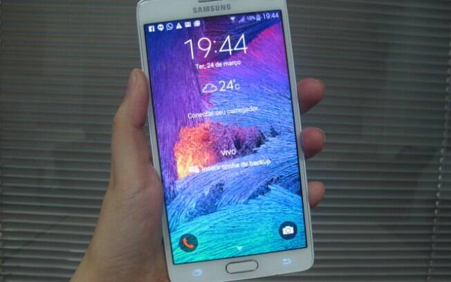 O Galaxy Note 4 é definitivamente grande: tem 15,35 cm de altura, 7,86 cm de largura e 0,85 cm de espessura