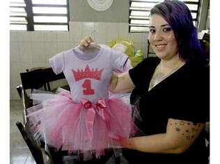 A artesã Carolini Fraga Flores e a roupa de princesa para meninas