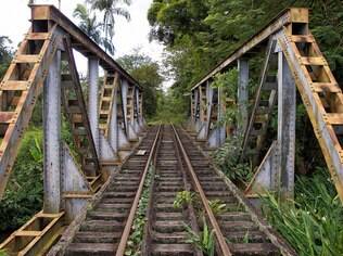 Uma linha de trem, com 110 quilômetros de extensão, corta a Serra do Mar, por onde passa a Estrada da Graciosa