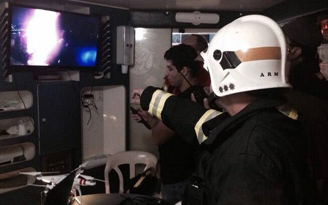 Bombeiros trabalham no combate ao fogo na madrugada deste sábado (04), no Porto de Santos. Foto: Corpo de Bombeiros/Divulgação