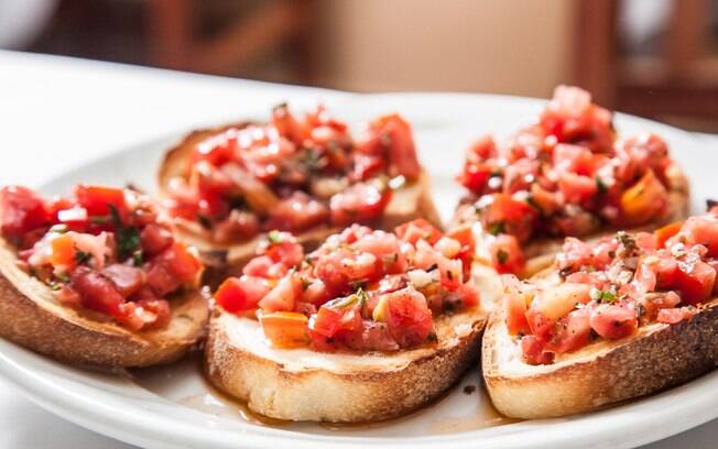 Acompanhamento para churrasco: prepare bruschettas enquanto a carne não fica pronta