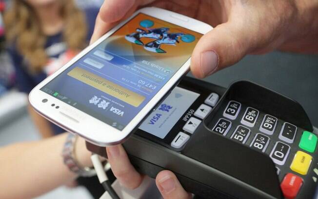 Com os meios digitais, é possível realizar pagamentos apenas aproximando o smartphone da maquininha