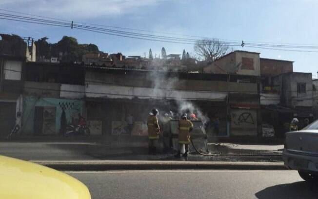 Bombeiros apagam fogo iniciado durante manifestação após morte de criança em Mangueira