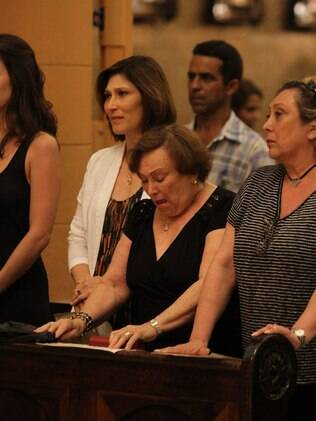 Nicette Bruno se emociona durante segunda missa de 7º dia em homenagem a Paulo Goulart