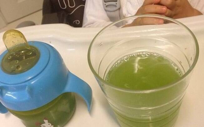 Flávia Sampaio publica foto do filho tomando suco verde no café da manhã