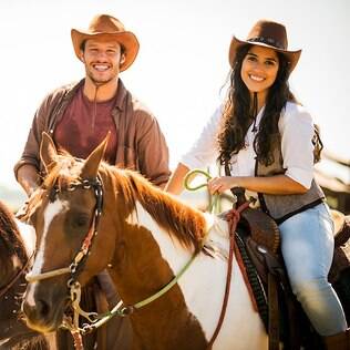 Camilla Camargo com o ator Nando Rodrigues em cena de 'Em Família'