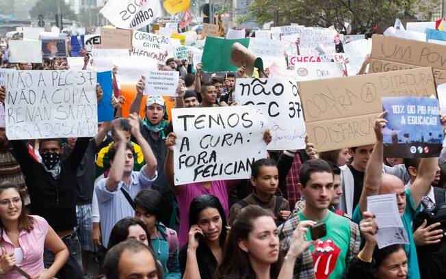 Cartazes pedem fim da PEC 37 que limita poder de investigação do Ministério Público Cartazes pedem fim da PEC 37 que limita poder de investigação do Ministério Público