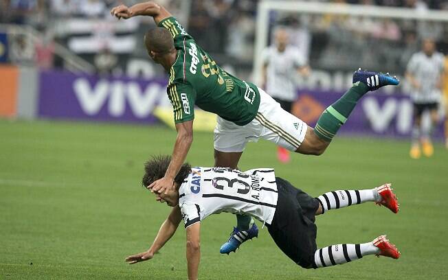 Vitor Hugo atropela Romero em lance da vitória do Palmeiras sobre o Corinthians. Foto: Daniel Augusto Jr./Ag. Corinthians