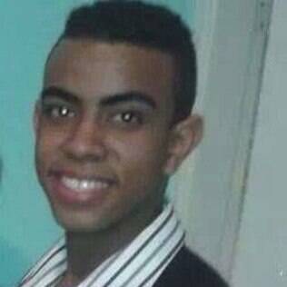 O adolescente gay Kaique Augusto Batista dos Santos