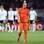 Robben caminha resignado após ver a Alemanha marcar o segundo na partida. Foto: AP