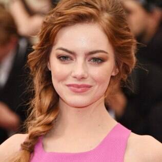 Emma Stone escolheu um visual romântico para o baile do MET - inspire-se no cabelo!