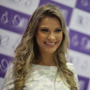 Andressa Suita deixa calcinha à mostra