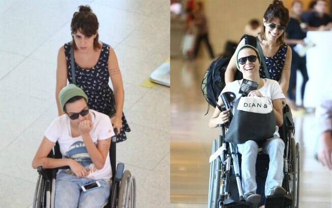 Maria Gadú circula de cadeiras de rodas em aeroporto com ajuda da mulher, Lua Leça