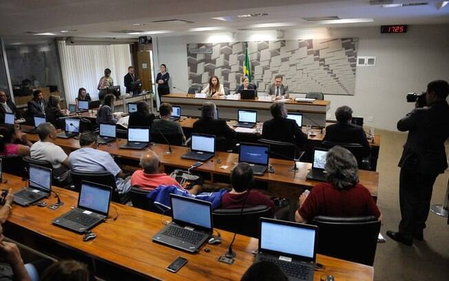 Economistas presentes em audiência no Senado criticaram PEC do teto de gastos públicos