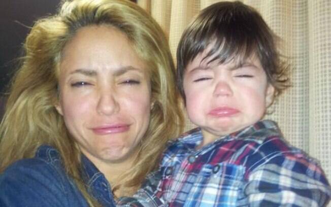 Shakira imita carinha de choro do filho, Milan