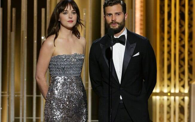 Dakota Johnson e Jamie Dornan, estrelas do filme 'Cinquenta Tons de Cinza', apresentam prêmio no Globo de Ouro. Foto: AP