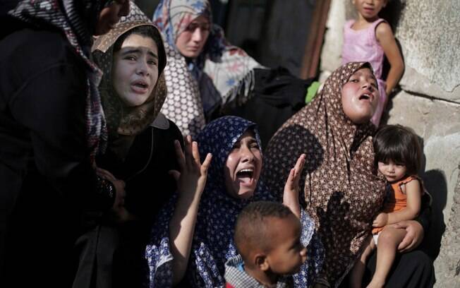 Parentes de quatro meninos mortos na praia em ataque israelense choram durante funeral na Cidade de Gaza (16/7)