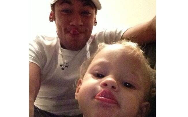 Neymar e Davi Lucca mostram a língua em foto compartilhada pelo jogador nesta terça-feira (30), no Instagram