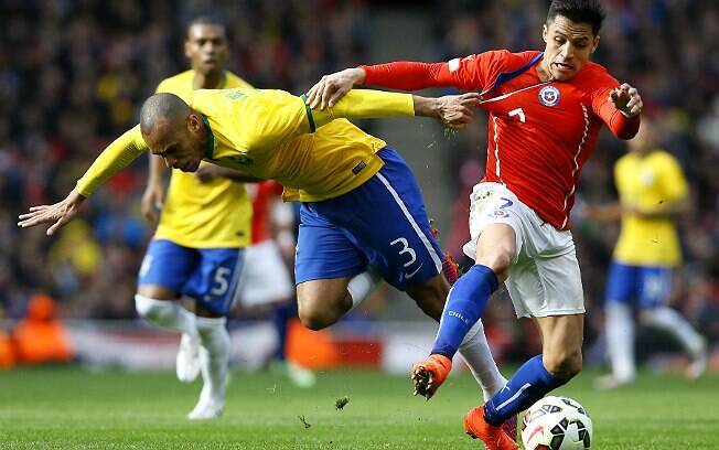 Miranda perde a bola e é obrigado a parar Sánchez com falta. O brasileiro levou cartão amarelo por esse lance. Foto: AP Photo/Kirsty Wigglesworth