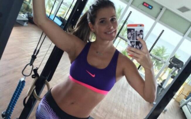 Deborah Secco voltou aos exercícios um mês após o nascimento de Maria Flor