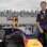 Com Nova York ao fundo, piloto posa para fotos com carro da Red Bull. Foto: Divulgação Infiniti
