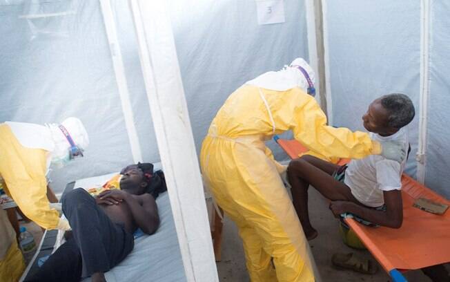 Pacientes com ebola sendo tratados em Serra Leoa