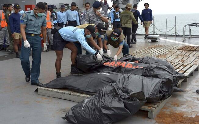 Buscas por corpos e caixa-preta do avião da AirAsia são dificultadas pelo tempo (03/01). Foto: AP
