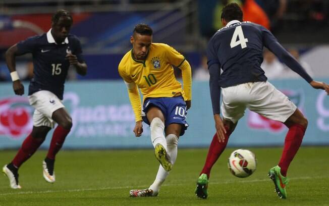 O atacante Neymar arrisca chute contra o gol da França no amistoso desta quinta-feira. Foto: Bruno Domingos/Mowa Press