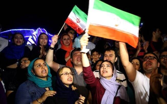 Iranianos enchem as ruas Teerã para celebrar acordo nuclear com potências, nesta terça-feira . Foto: AP