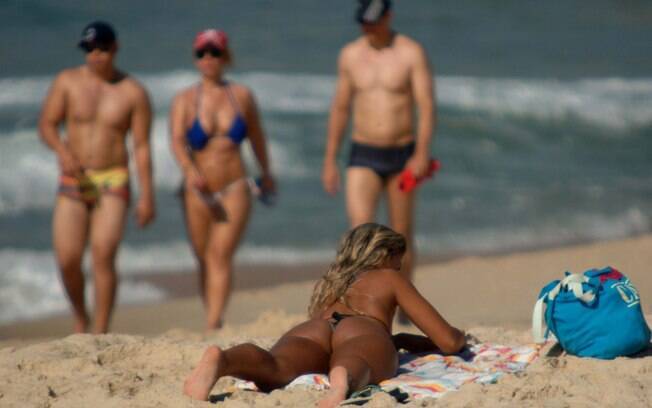 Banhista aproveita o forte calor na praia de Ipanema no Rio de Janeiro, nesta quinta-feira (23)