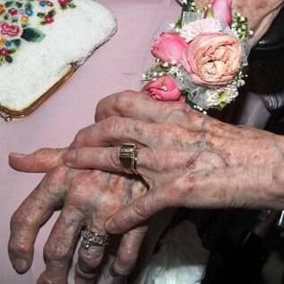 Detalhe das alianças de Vivian Boyack, de 91 anos, e Alice Dubes, de 90 anos, que se casaram em Iowa, nos Estados Unidos, após 72 anos juntas