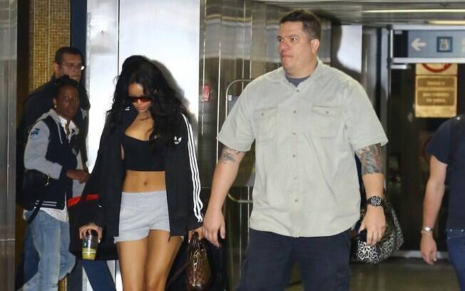 Rihanna desembarca no Aeroporto do Galeão no Rio