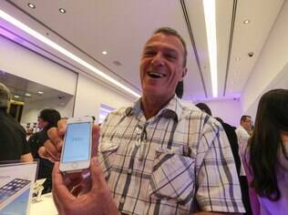 Cliente exibe novo iPhone 5S em loja no shopping Morumbi, na zona sul de São Paulo