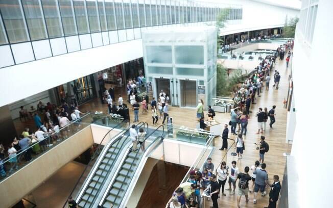 Fila deu uma volta e ocupou toda a extensão do andar do shopping onde a loja foi inaugurada