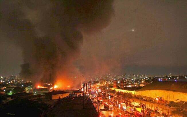 Grande incêndio era visto de longe na zona sul de São Paulo. Prédio atingido pelo Airbus ficava na av. Washington Luís (17/07/07)