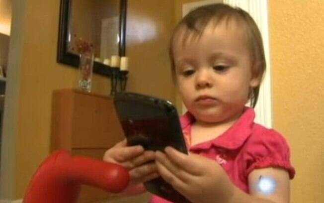 Criança de dois anos compra carro na Internet ao brincar com o celular do pai