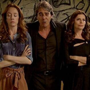 Cadinho (Alexandre Borges) se divide entre duas de suas mulheres, Noêmia (Camila Morgado) e Verônica (Débora Bloch)