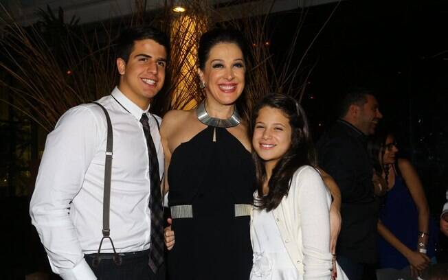Ao lado dos filhos Enzo e Sophia, Claudia Raia estreia musical 'Crazy For You' no Rio de Janeiro